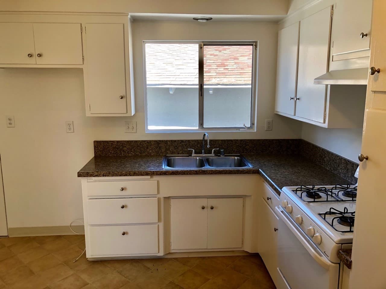 Ventura Apartment: 2559-2561 Sunset