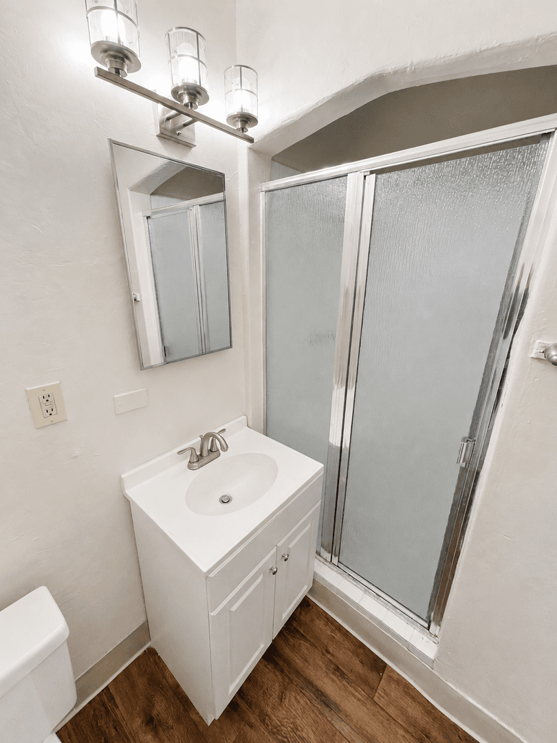 Ventura Apartment: 2110-2126 Thompson Blvd & 275-287 San Clemente St.