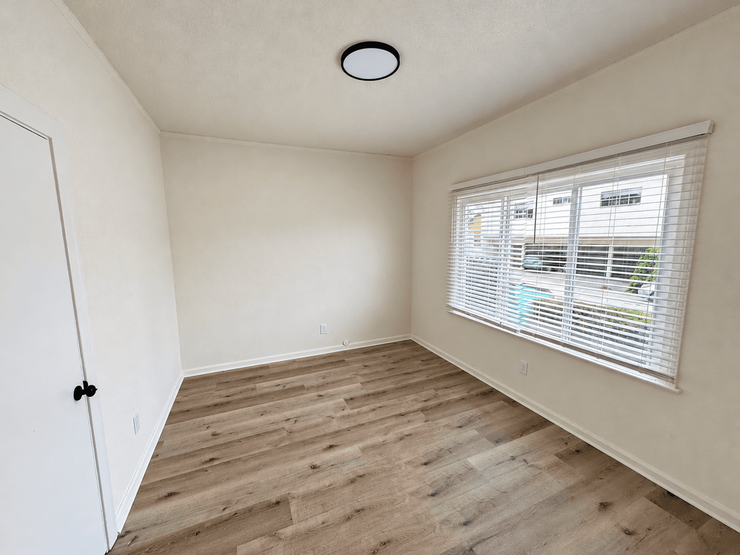 Ventura Apartment: 915 Poinsettia Place