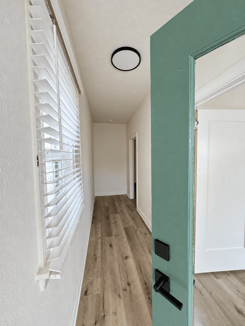 Ventura Apartment: 915 Poinsettia Place
