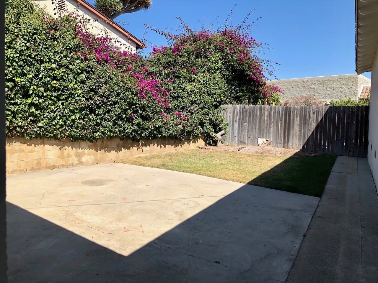 Ventura Apartment: 2559-2561 Sunset