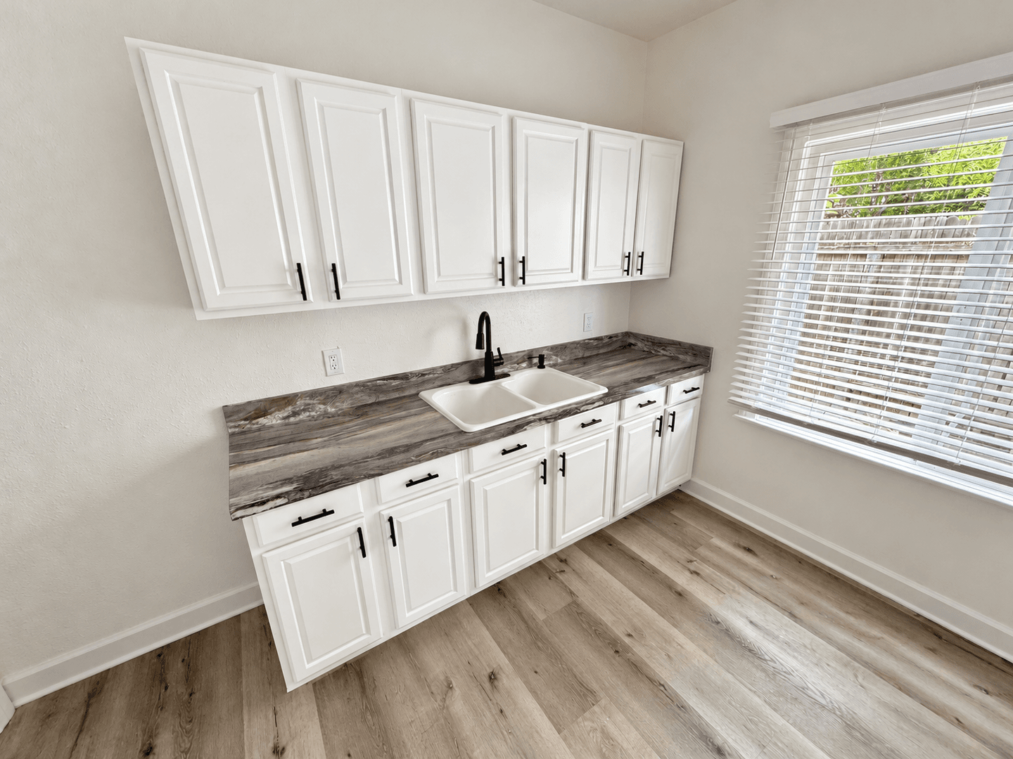 Ventura Apartment: 915 Poinsettia Place