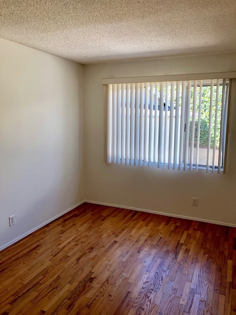 Ventura Apartment: 2559-2561 Sunset