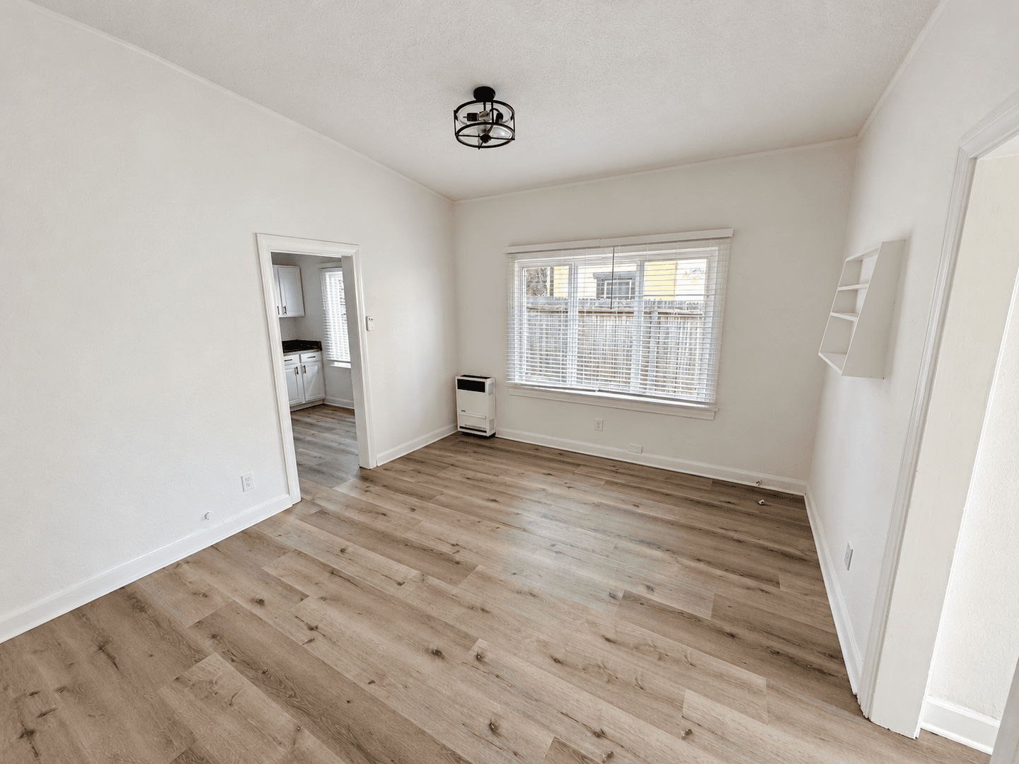 Ventura Apartment: 915 Poinsettia Place