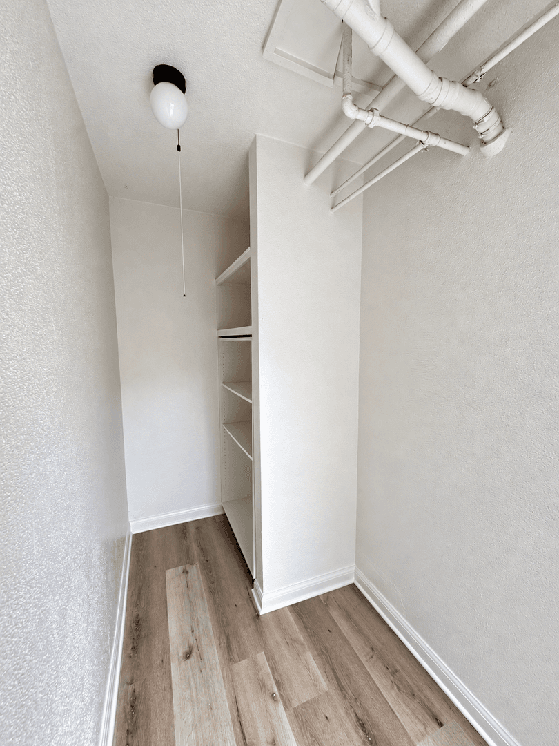Ventura Apartment: 915 Poinsettia Place