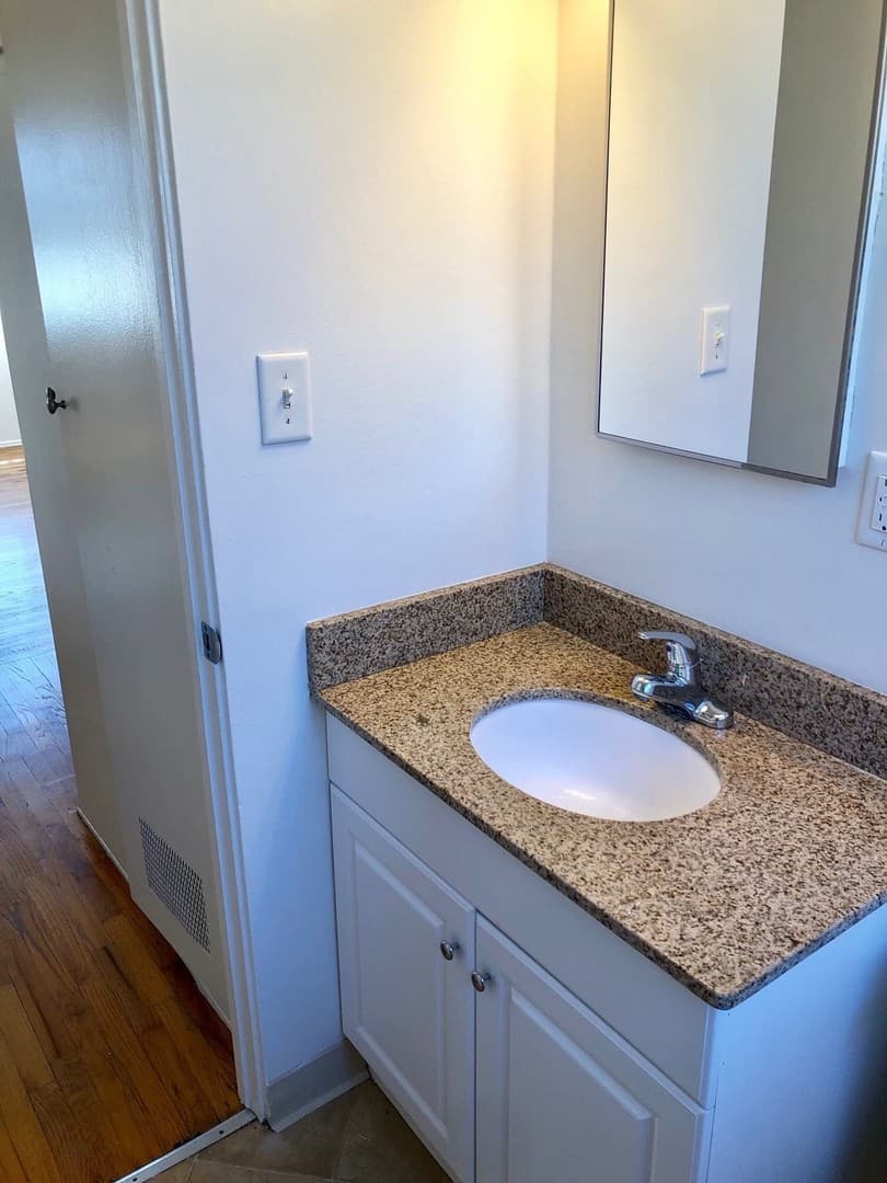 Ventura Apartment: 2559-2561 Sunset