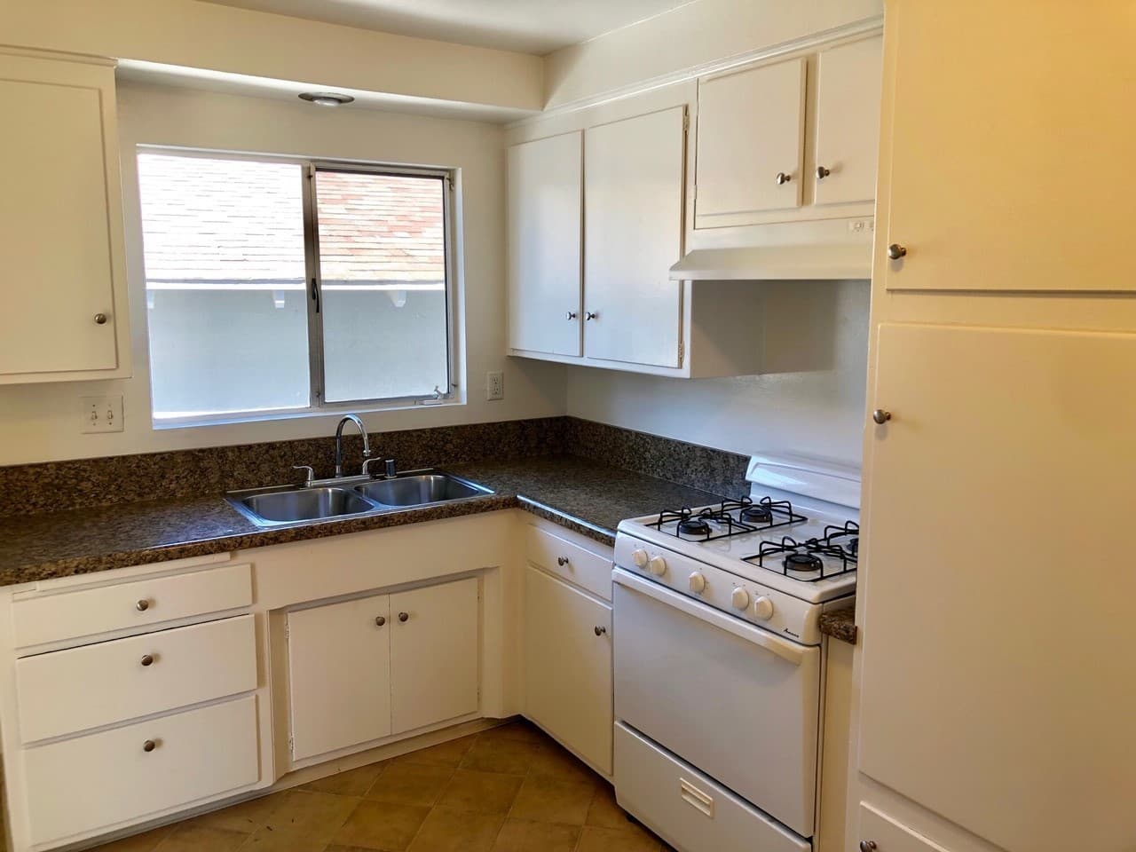 Ventura Apartment: 2559-2561 Sunset