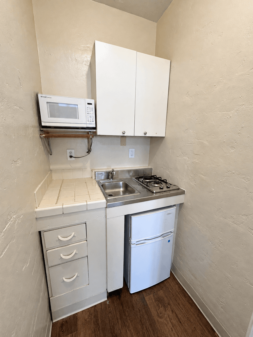 Ventura Apartment: 1209 E. Main Street