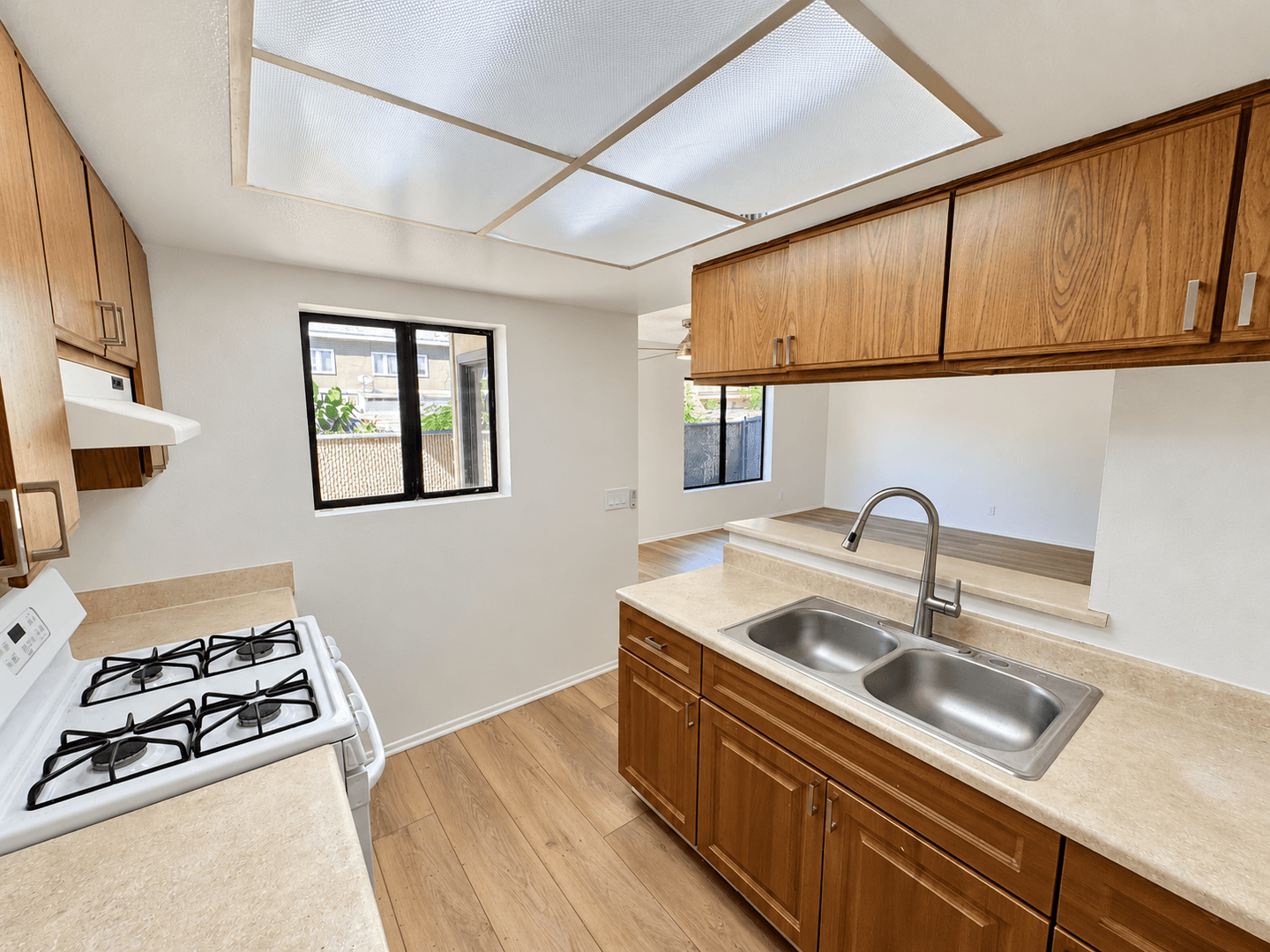Santa Paula Apartment: 525-529 Acacia Road
