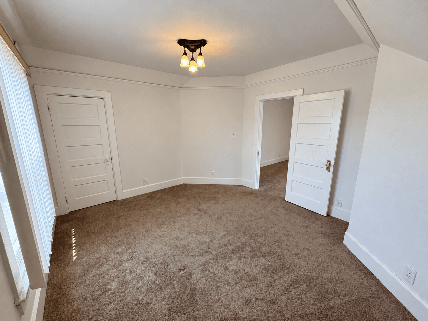 Ventura Apartment: 267 W. Park Row #B