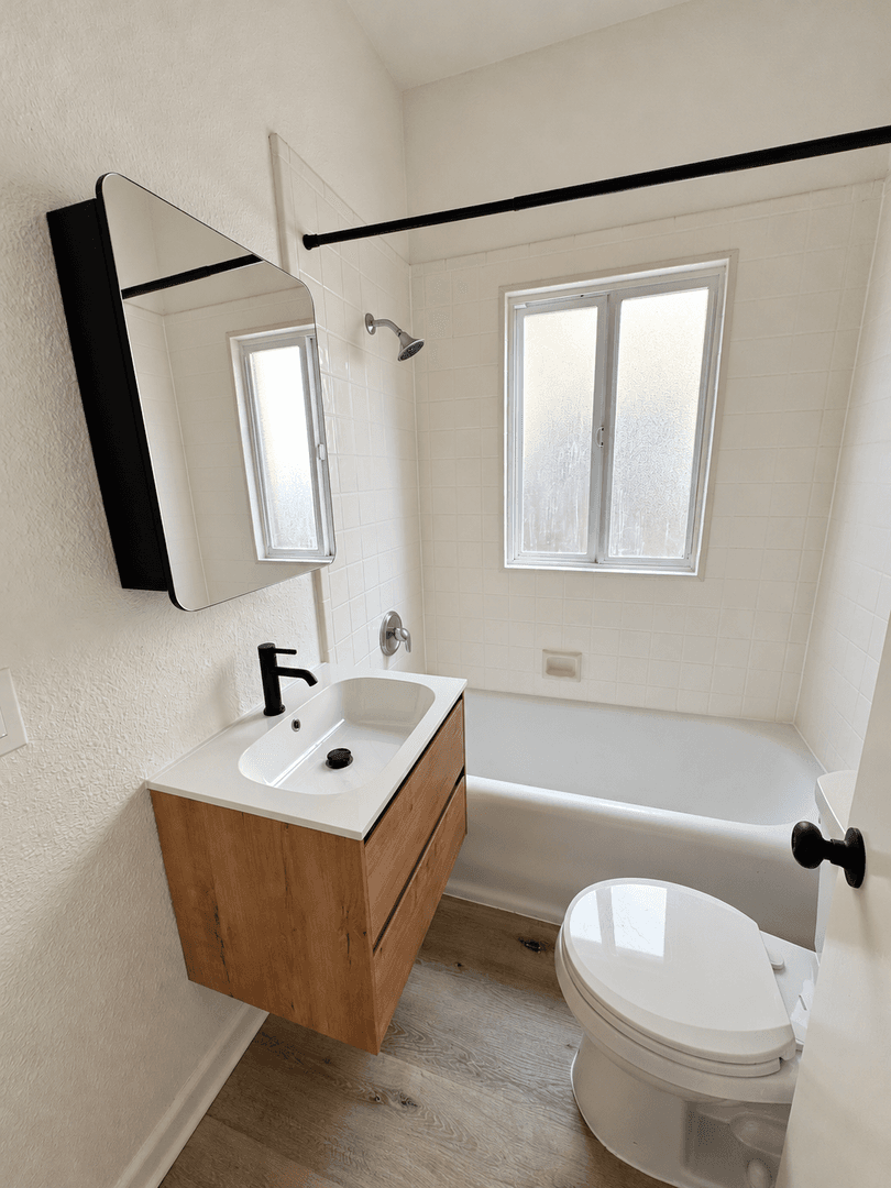 Ventura Apartment: 915 Poinsettia Place