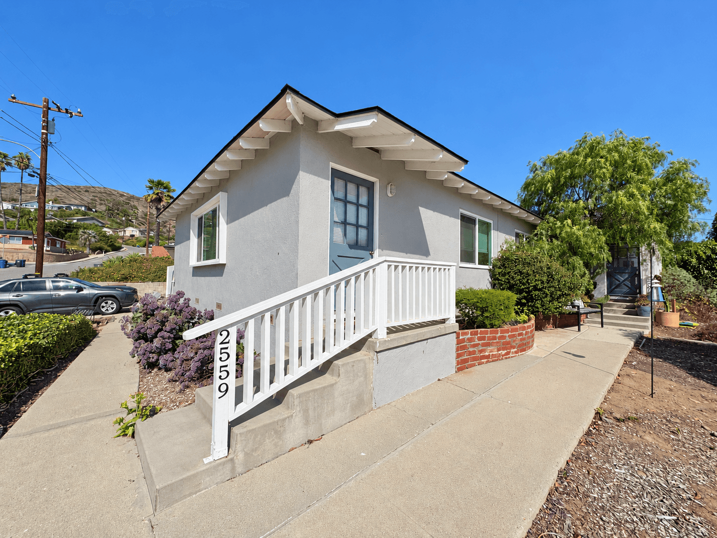 Ventura Apartment: 2559-2561 Sunset