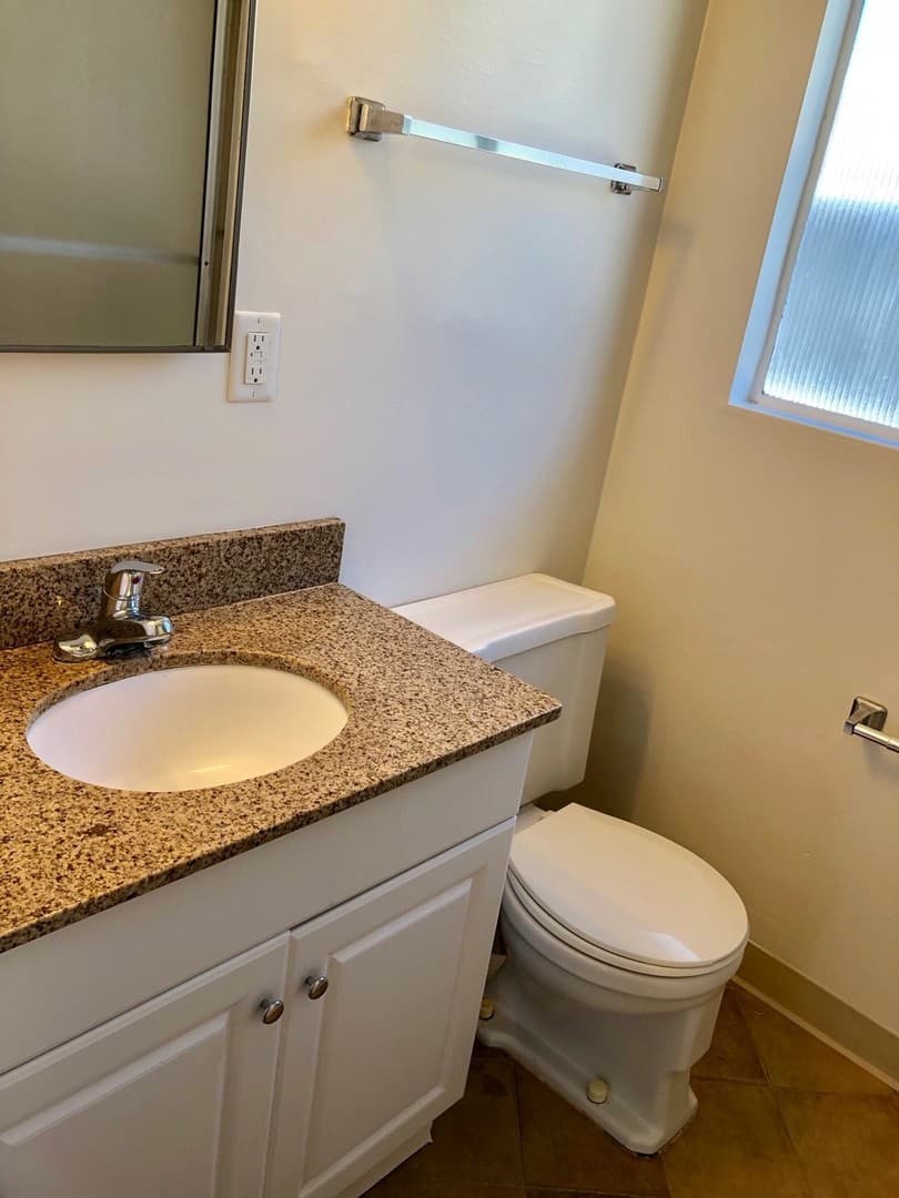 Ventura Apartment: 2559-2561 Sunset