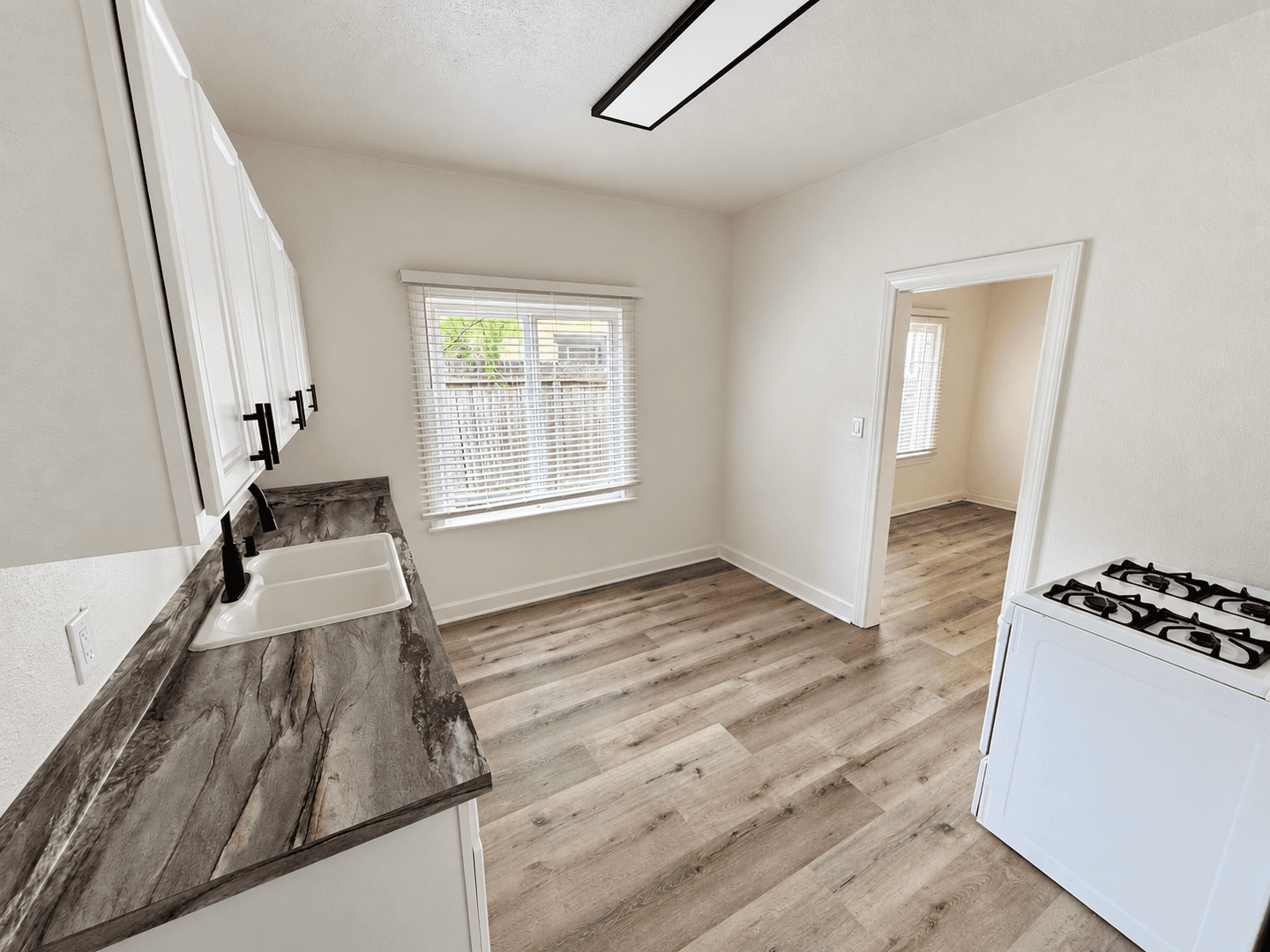Ventura Apartment: 915 Poinsettia Place