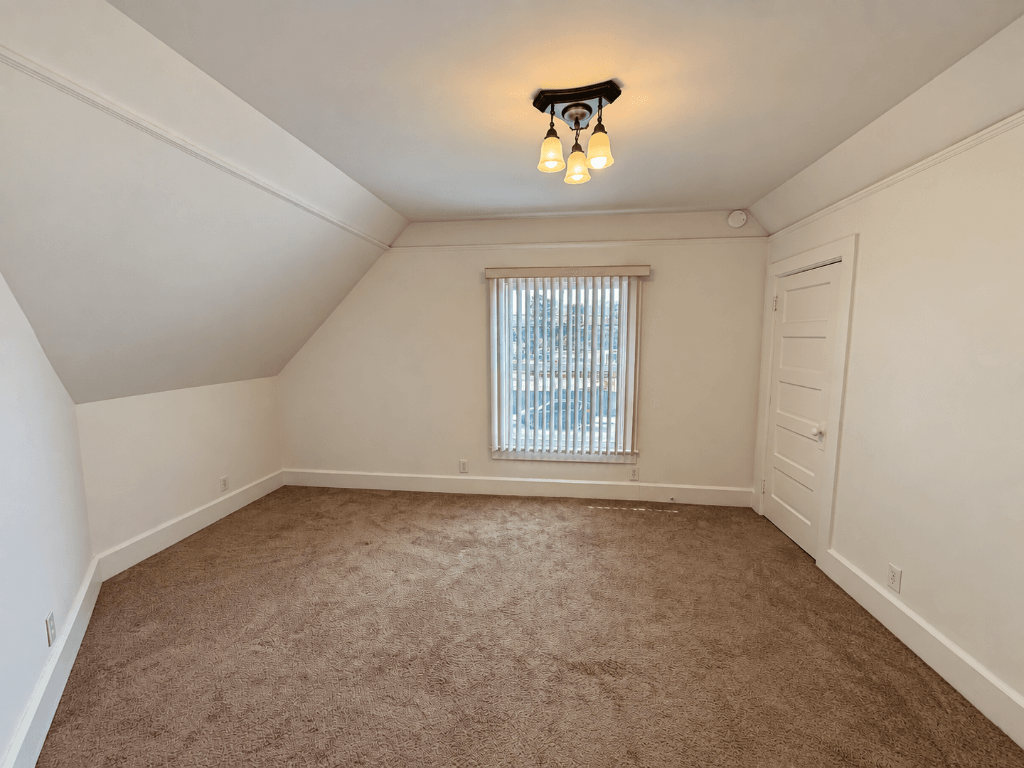 Ventura Apartment: 267 W. Park Row #B