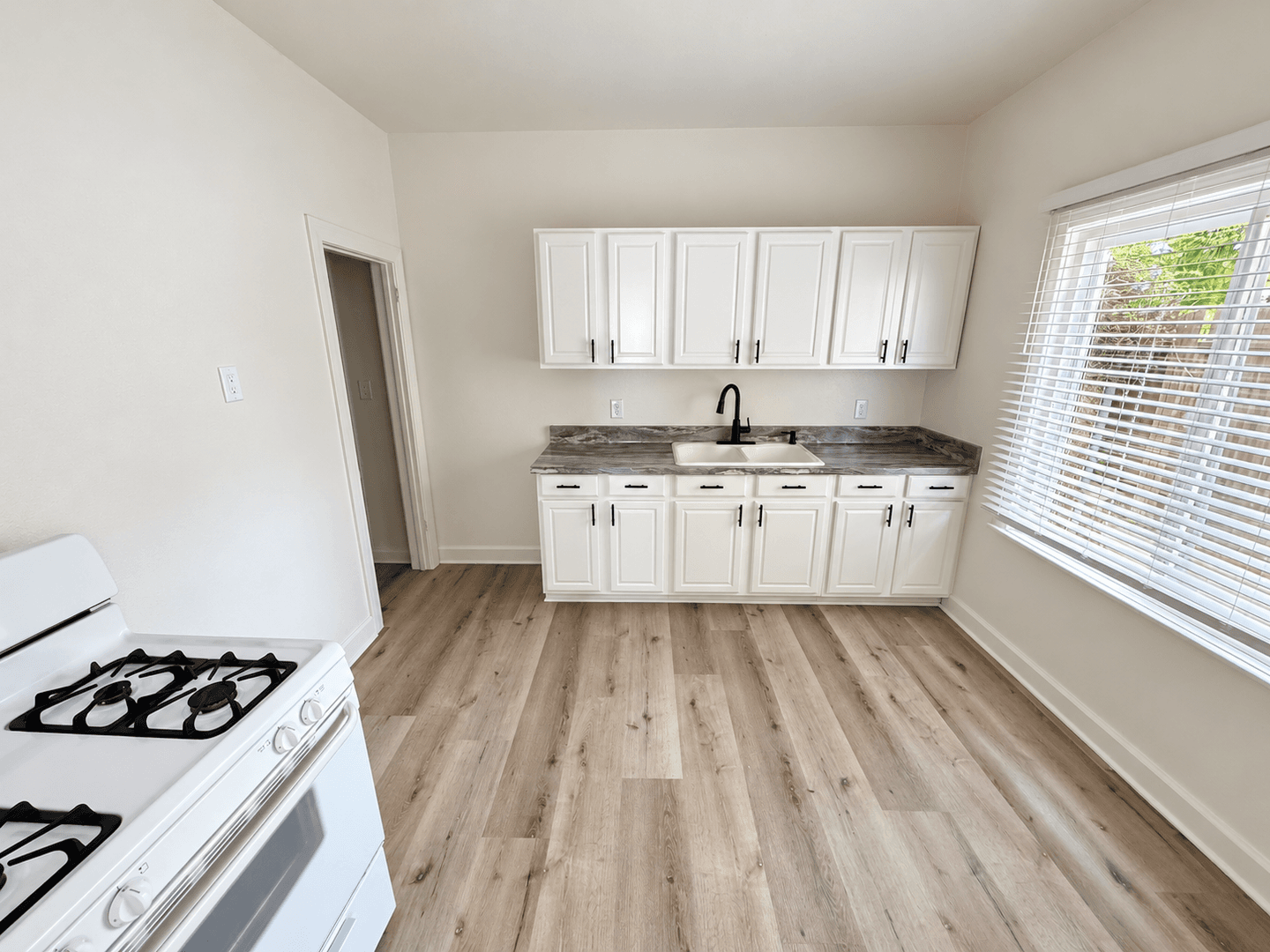Ventura Apartment: 915 Poinsettia Place
