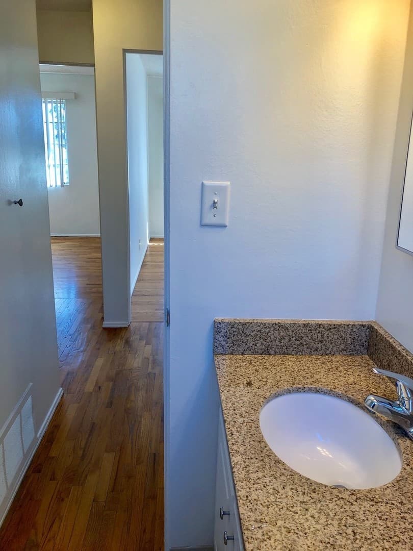 Ventura Apartment: 2559-2561 Sunset