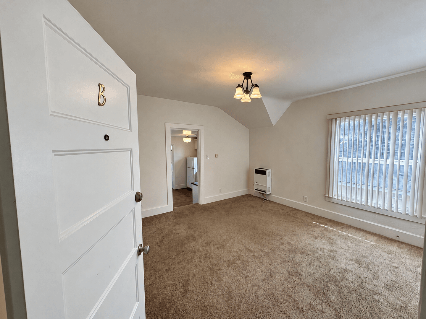Ventura Apartment: 267 W. Park Row #B