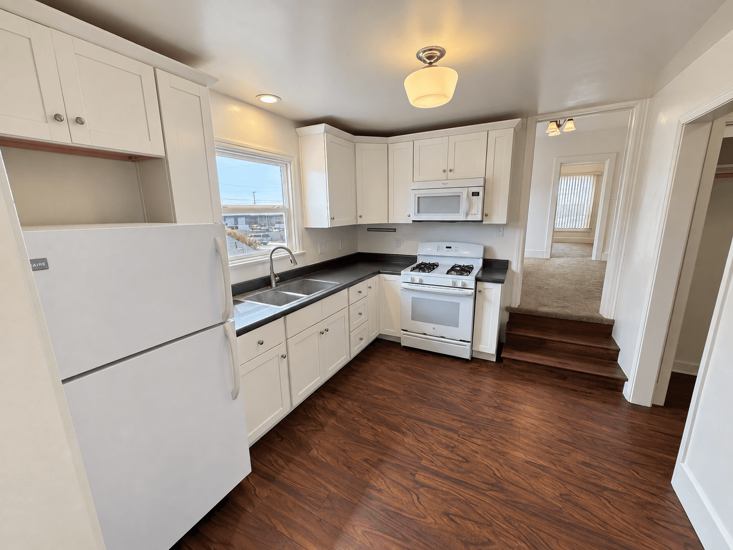 Ventura Apartment: 267 W. Park Row #B