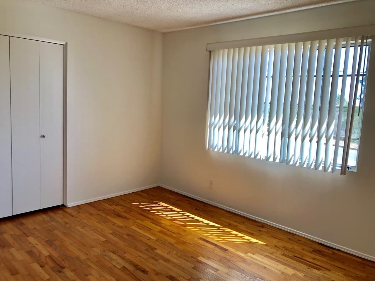Ventura Apartment: 2559-2561 Sunset