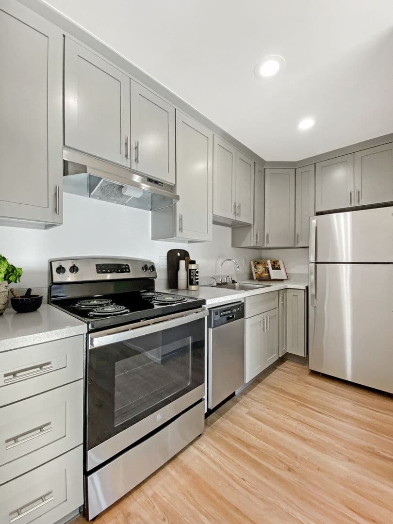 Mountain View Apartment: 141 Del Medio Avenue