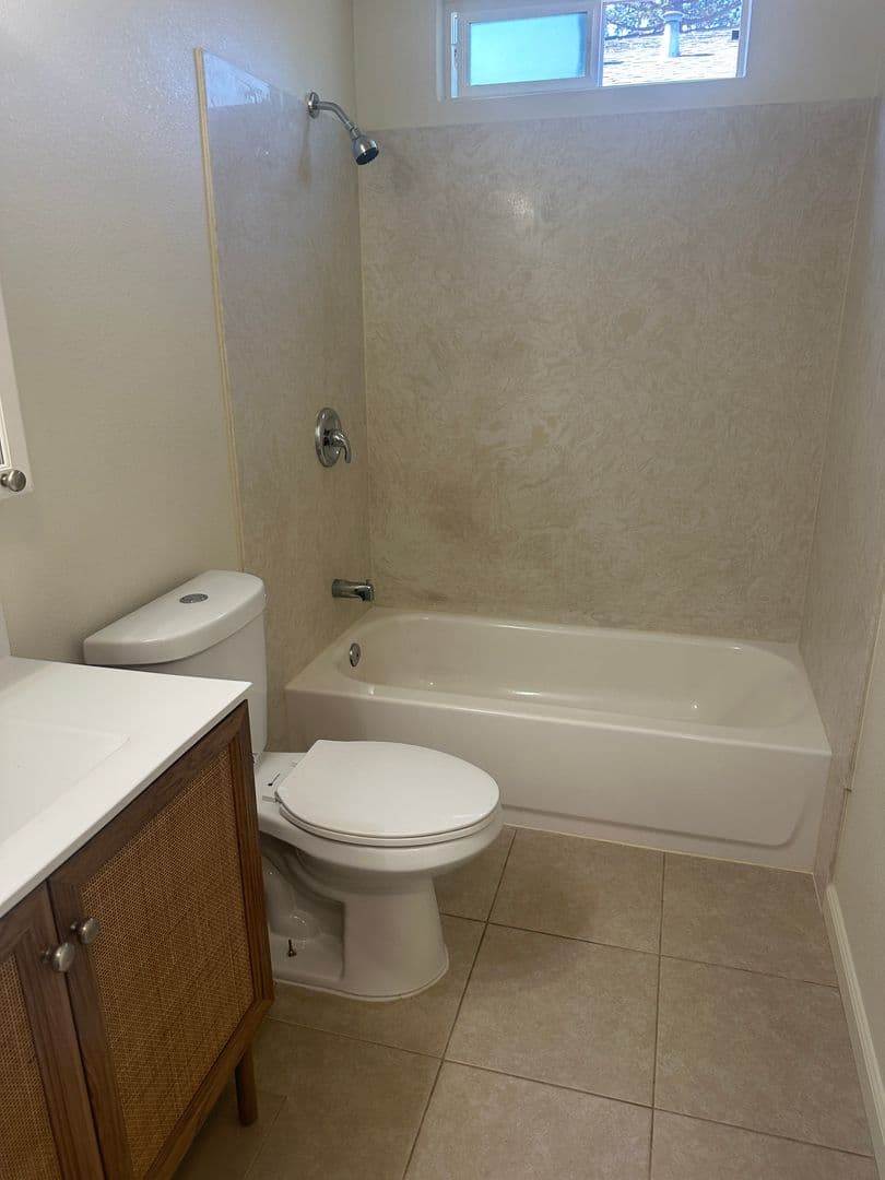 Gilroy Apartment: 111 Ronan Avenue