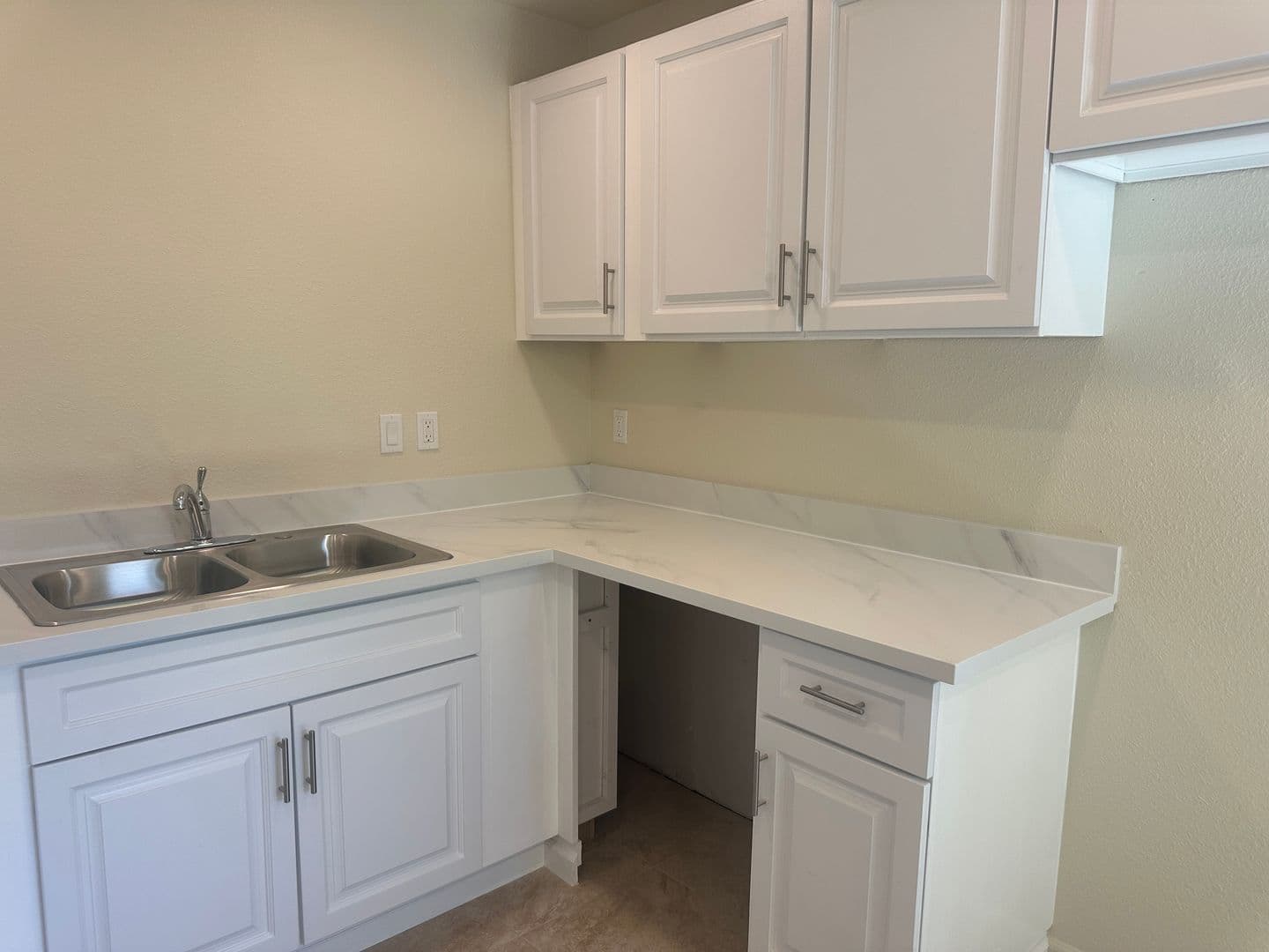 Gilroy Apartment: 111 Ronan Avenue