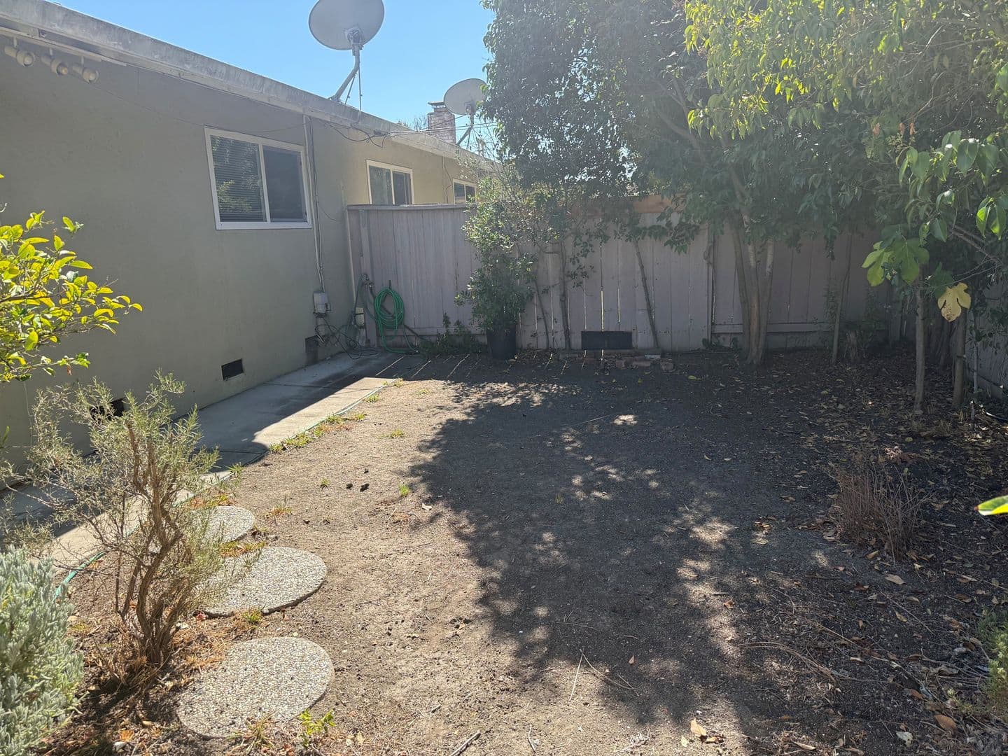 Santa Clara Apartment: 1150/1152 White Drive