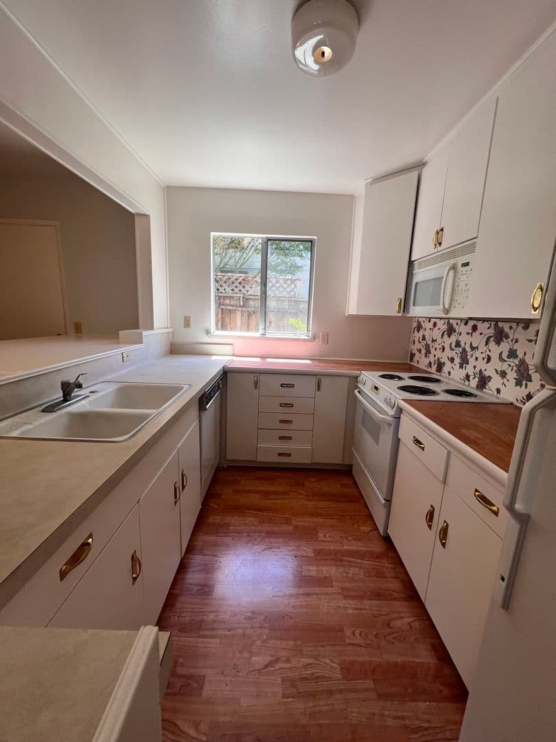 Mountain View House: 1143 Solana Drive