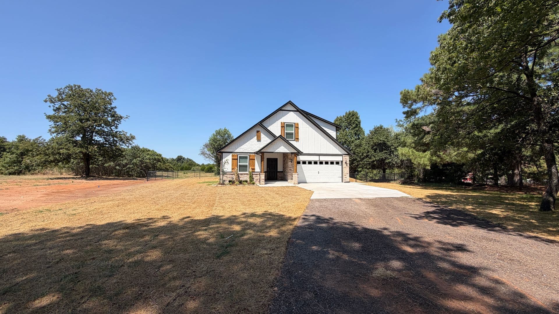 Newalla House: 16409 April Drive