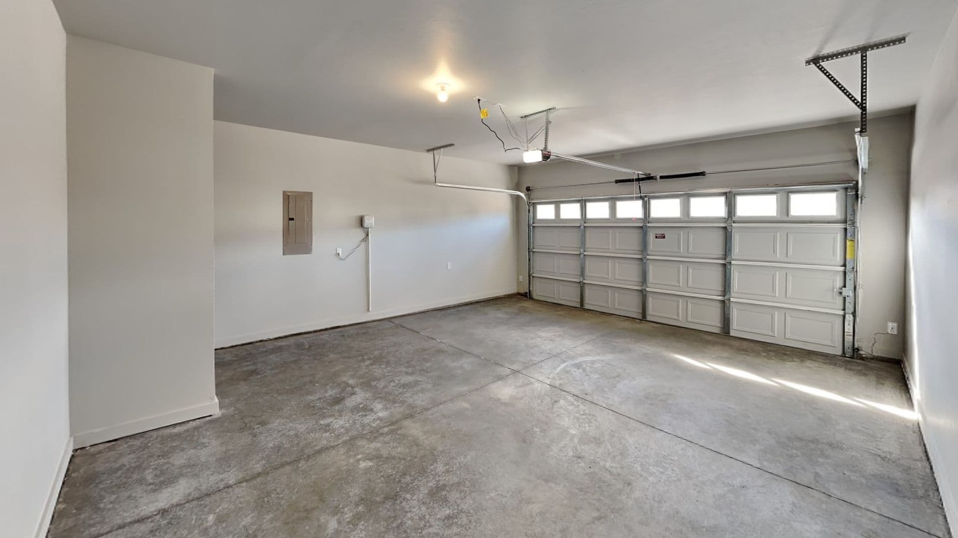 Newalla House: 16409 April Drive