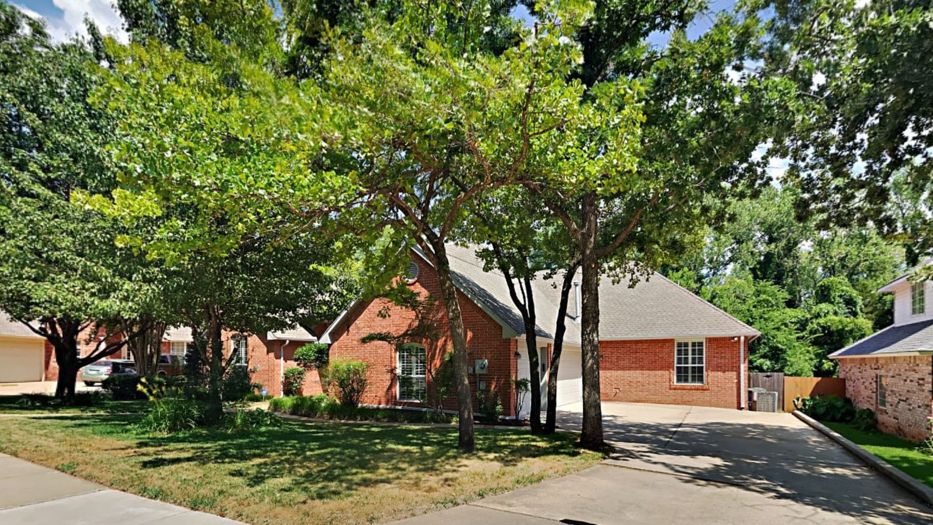 Edmond House: 741 Fox Bend Trail