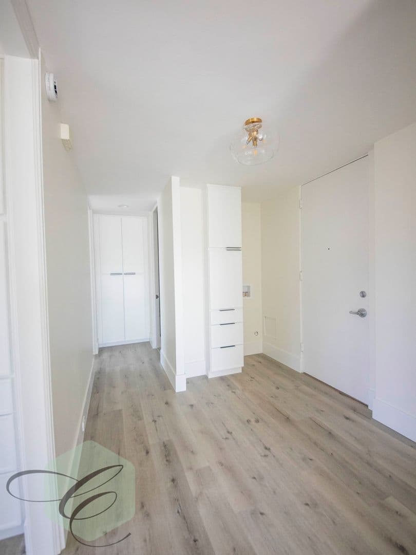 La Jolla Apartment: 8111 Camino Del Oro