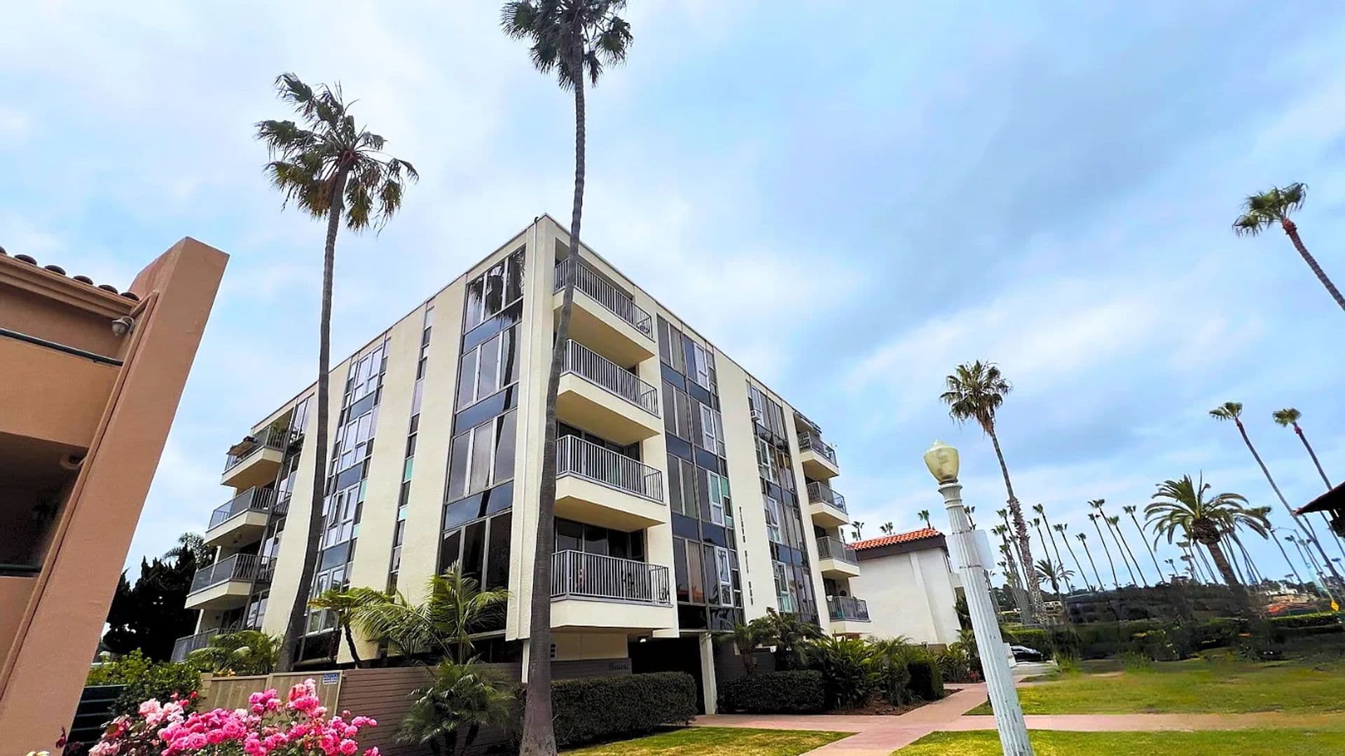 La Jolla Apartment: 8111 Camino Del Oro