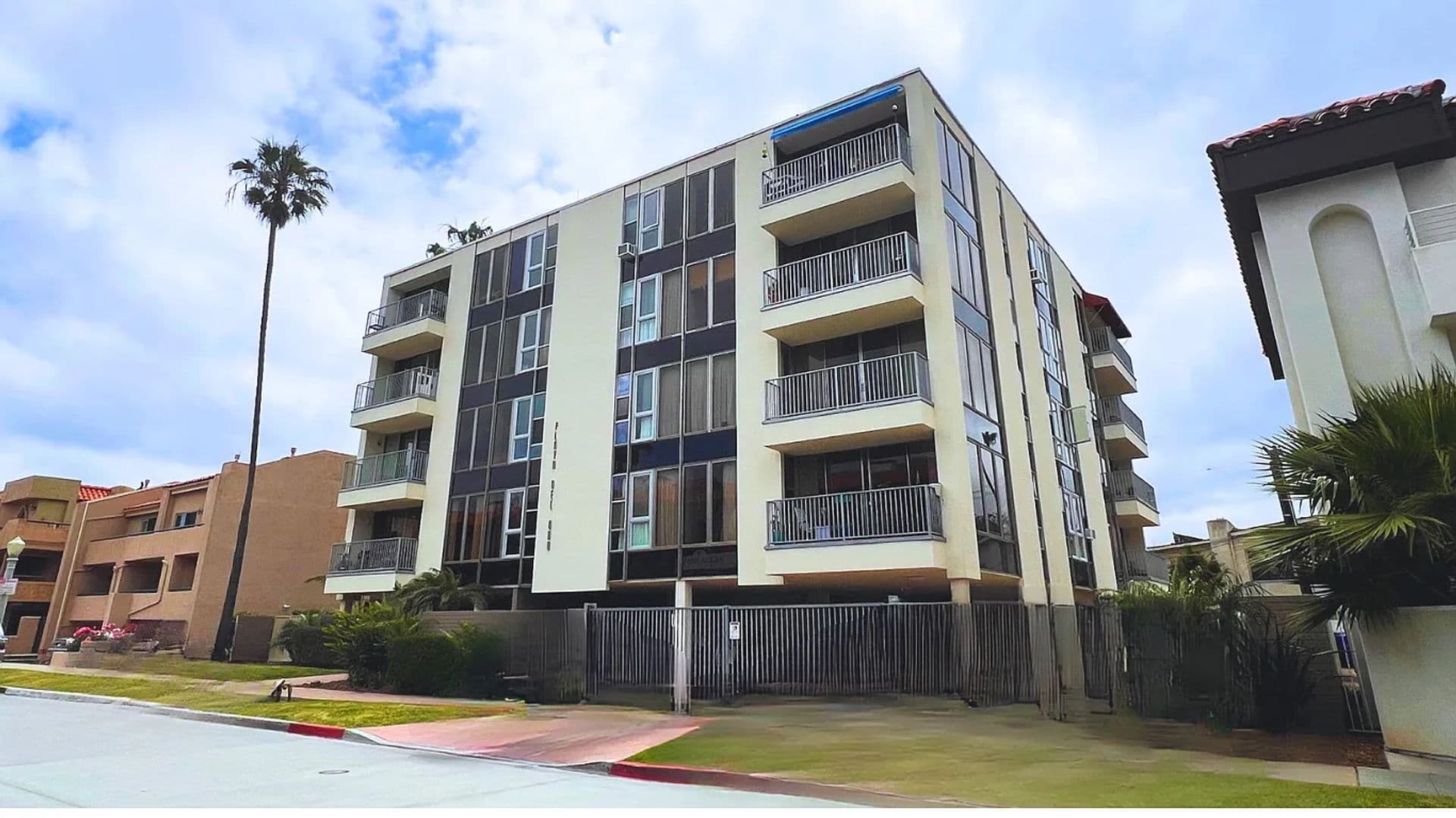 La Jolla Apartment: 8111 Camino Del Oro