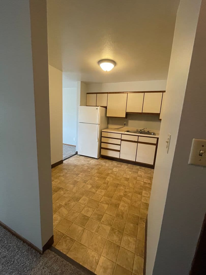 Sioux Falls Apartment: 2401 W Madison Street