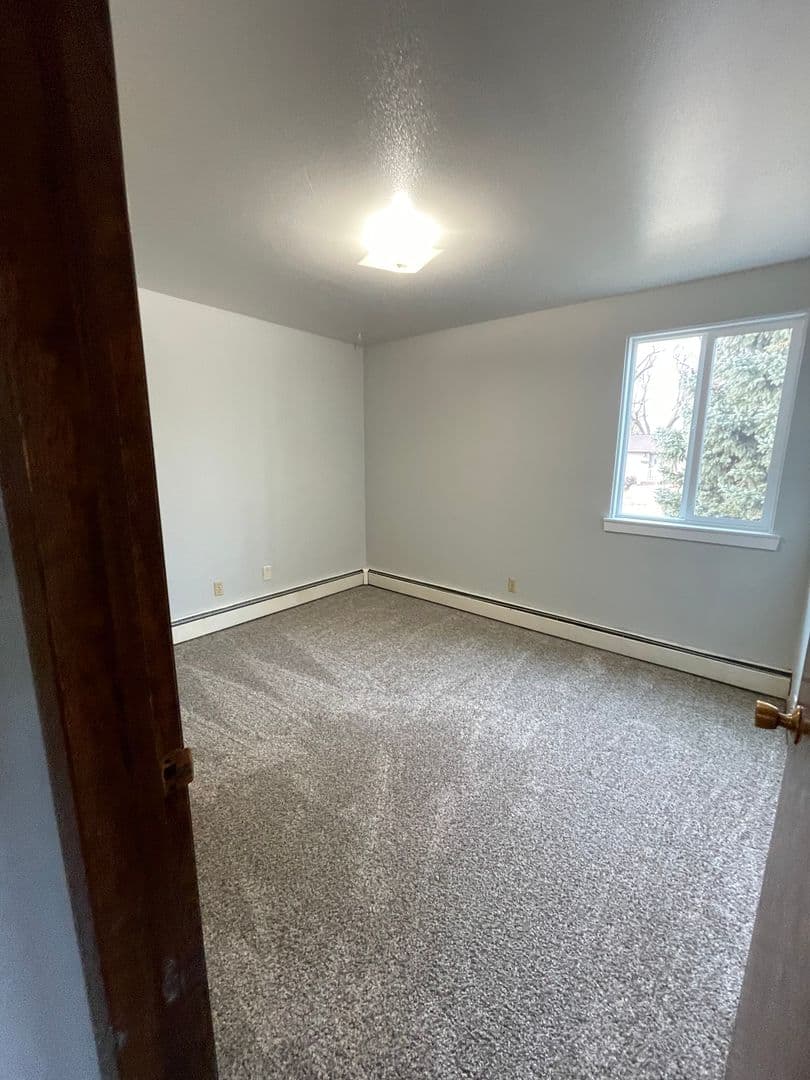 Sioux Falls Apartment: 2401 W Madison Street