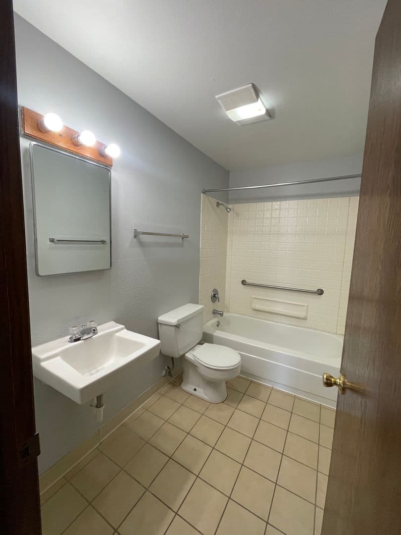 Sioux Falls Apartment: 2401 W Madison Street