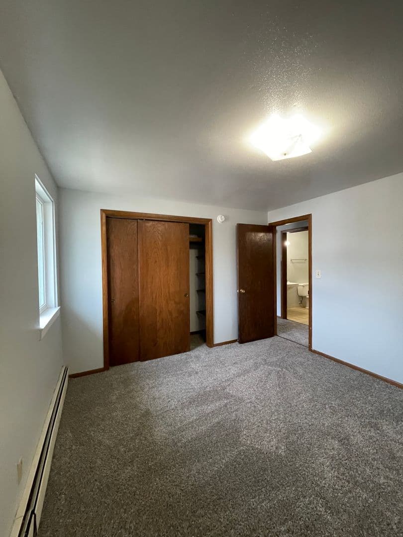 Sioux Falls Apartment: 2401 W Madison Street