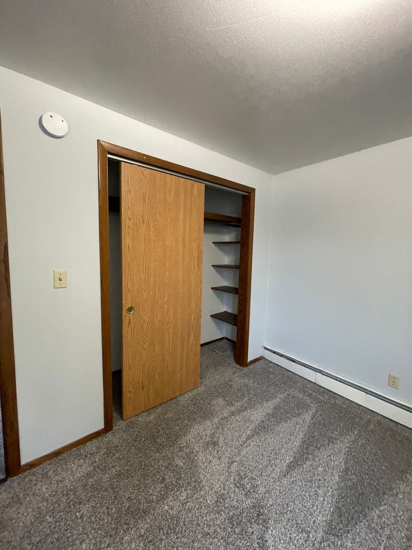 Sioux Falls Apartment: 2401 W Madison Street