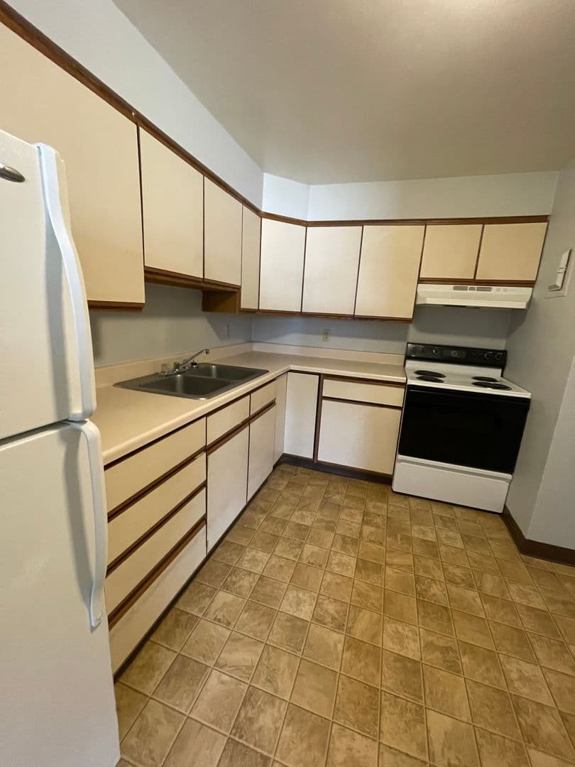 Sioux Falls Apartment: 2401 W Madison Street