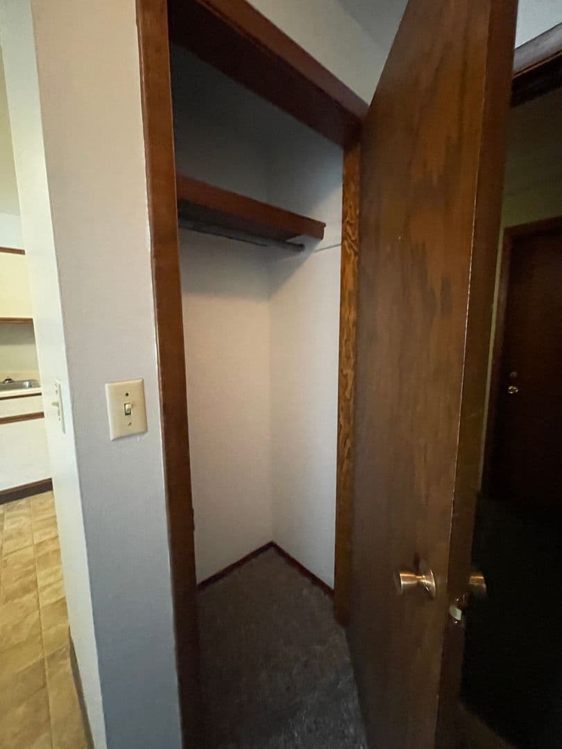 Sioux Falls Apartment: 2401 W Madison Street