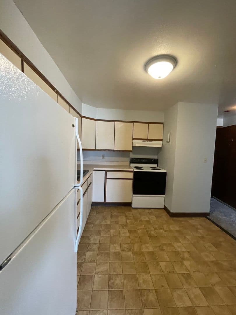 Sioux Falls Apartment: 2401 W Madison Street