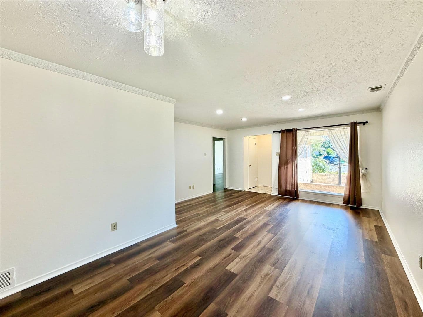 Dallas House: 8405 Lullwater Dr