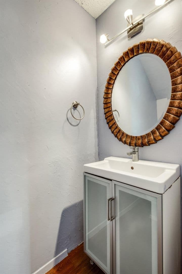 Dallas House: 5740 Martel Ave Apt B14