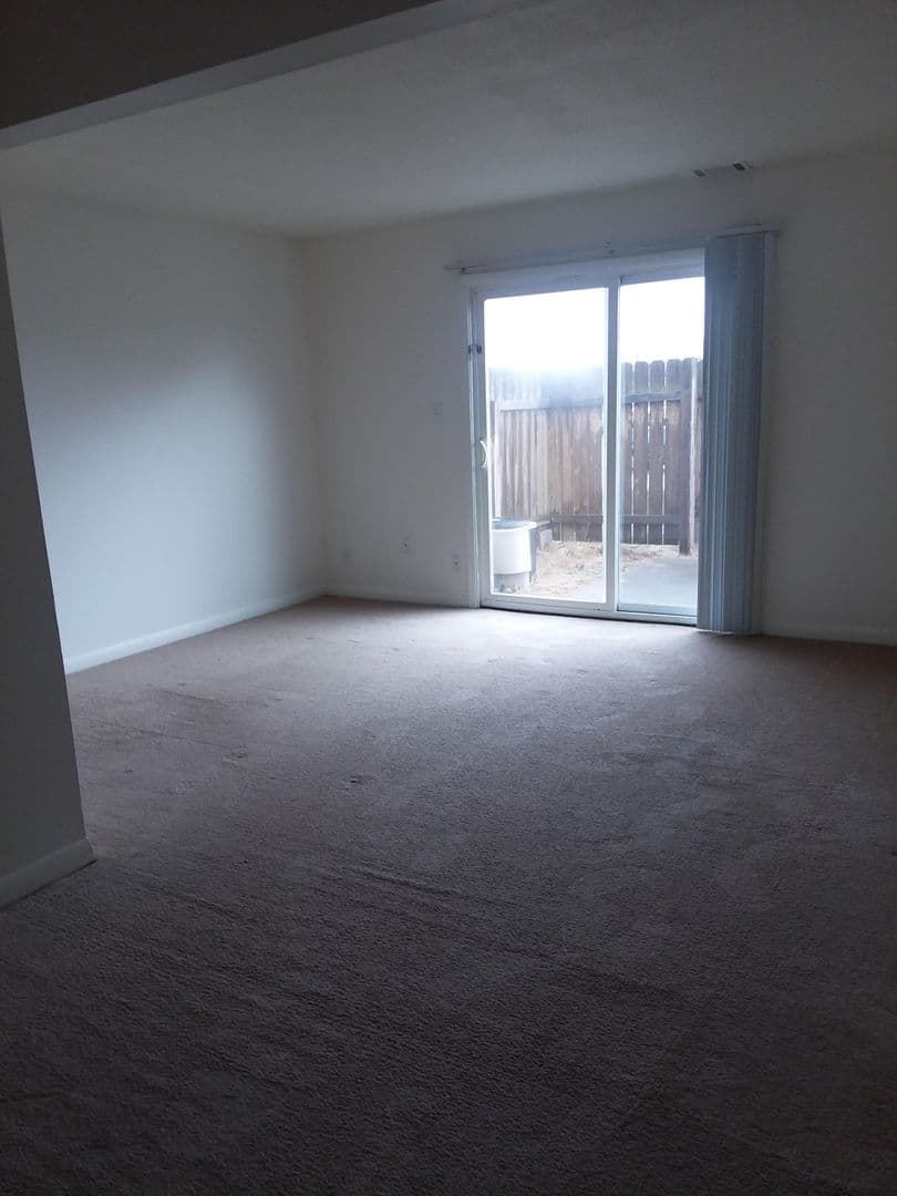 Champaign Apartment: 1862 Valley Rd
