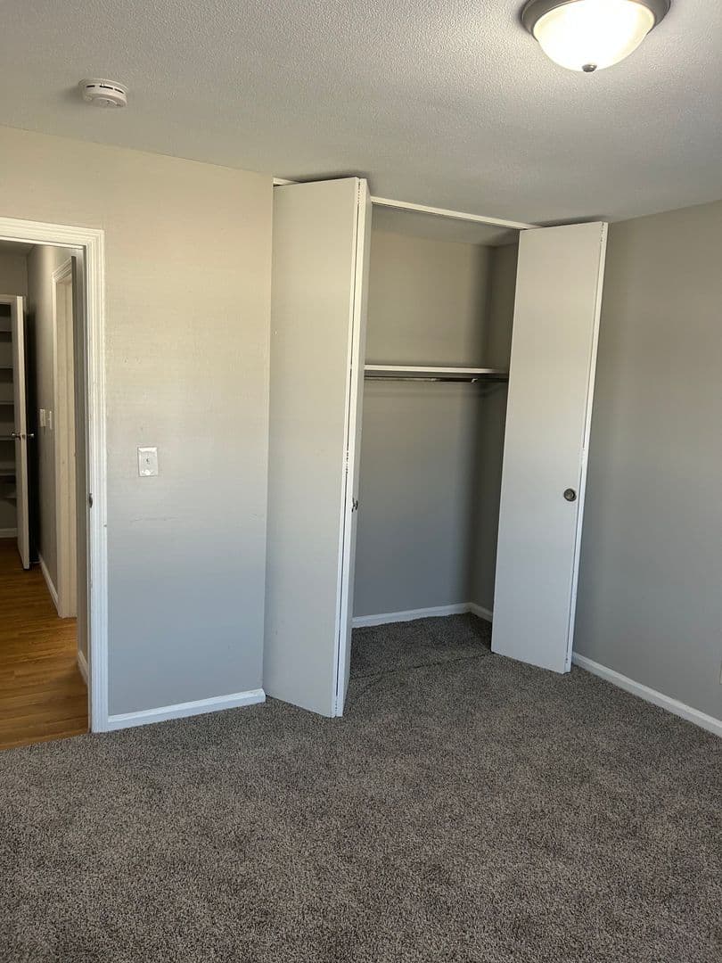 Champaign Apartment: 1862 Valley Rd
