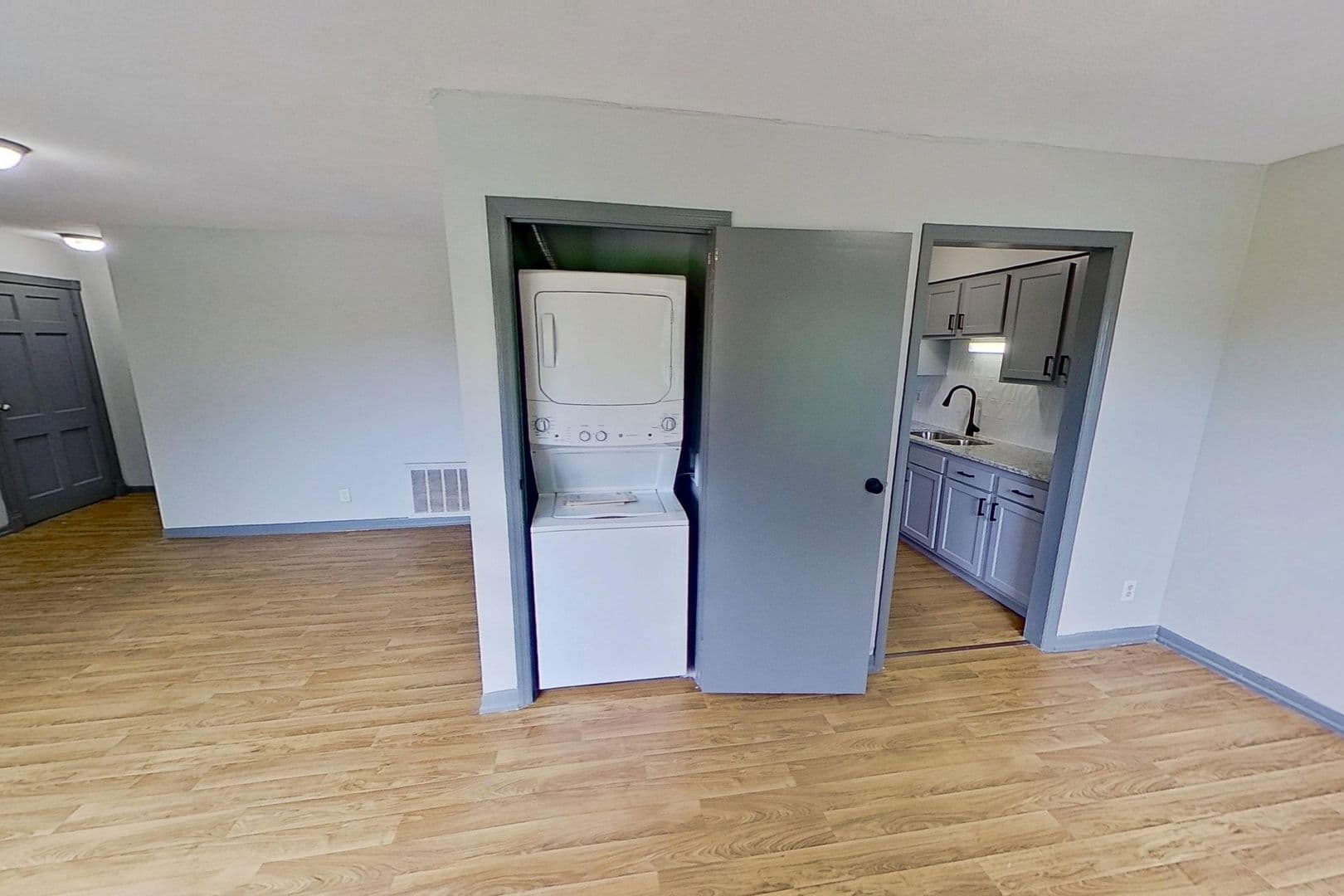 Champaign Apartment: 1862 Valley Rd