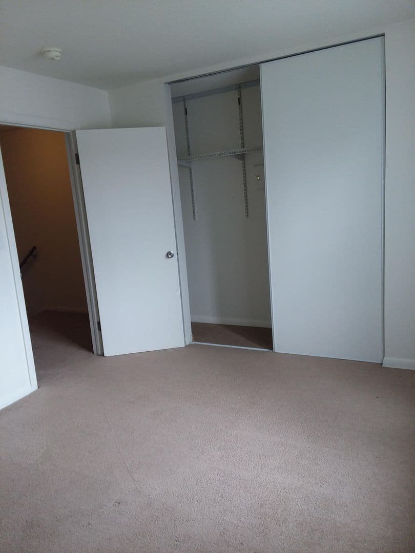 Champaign Apartment: 1862 Valley Rd