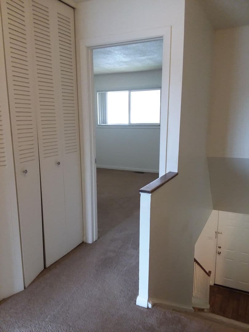 Champaign Apartment: 1862 Valley Rd